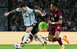 Argentina visita a Venezuela por las Eliminatorias al Mundial 2026.