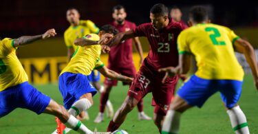 Salomón Rondón con Venezuela ante Brasil.