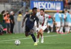 Vinicius y Davide Calabria en un reciente duelo amistoso entre Real Madrid y AC Milan.