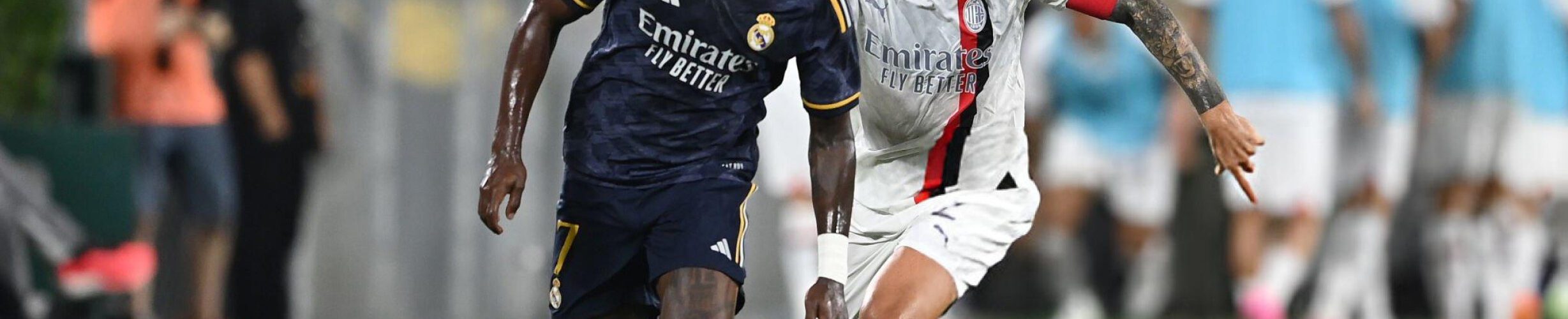 Vinicius y Davide Calabria en un reciente duelo amistoso entre Real Madrid y AC Milan.