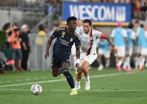 Vinicius y Davide Calabria en un reciente duelo amistoso entre Real Madrid y AC Milan.