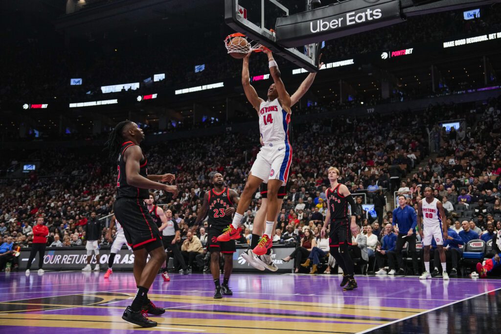 Wendell Moore de los Pistons anotando contra los Raptors en la NBA Cup.