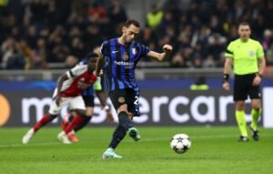 Calhanoglu le dio el triunfo al Inter sobre el Arsenal