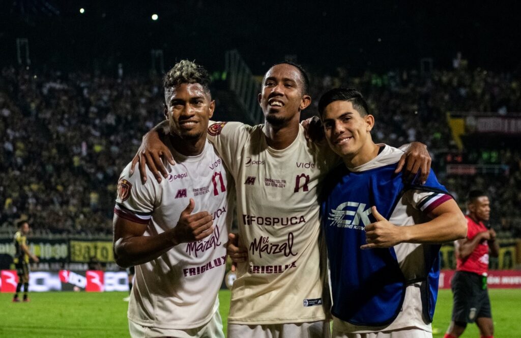 Gustavo González (centro), autor del gol de la ida para Carabobo. Foto: Liga Futve.