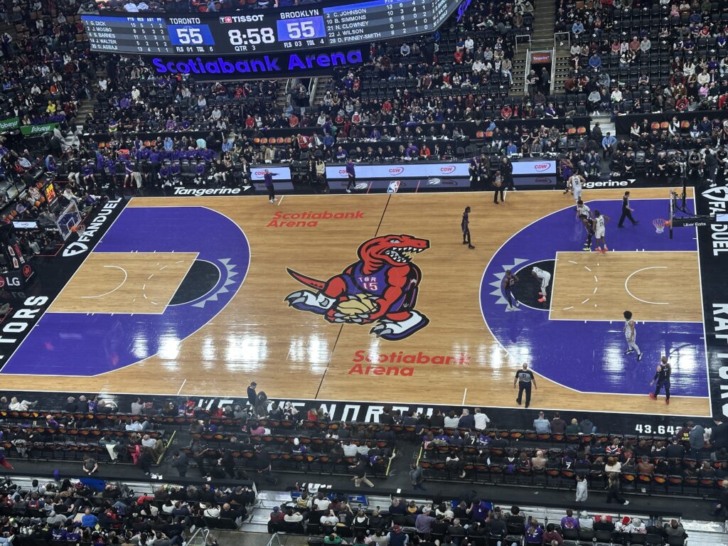 Los Raptors y Nets en acción en el Scotiabank Arena de Toronto.