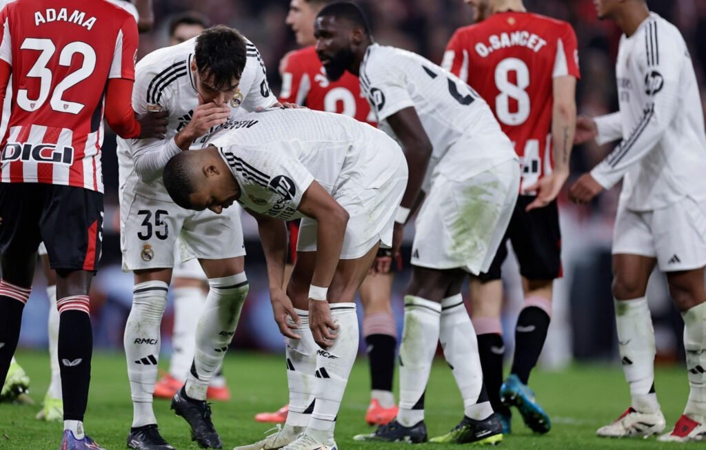 Real Madrid pierde una oportunidad de oro para acercarse al Barcelona 6 Kylian Mbappé falló un nuevo penal con Real Madrid.