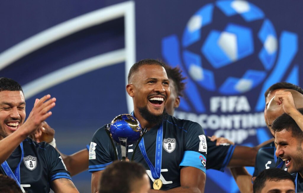 La alegría de Salomón Rondón con el trofeo del Derby de las Américas.