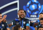 La alegría de Salomón Rondón con el trofeo del Derby de las Américas.