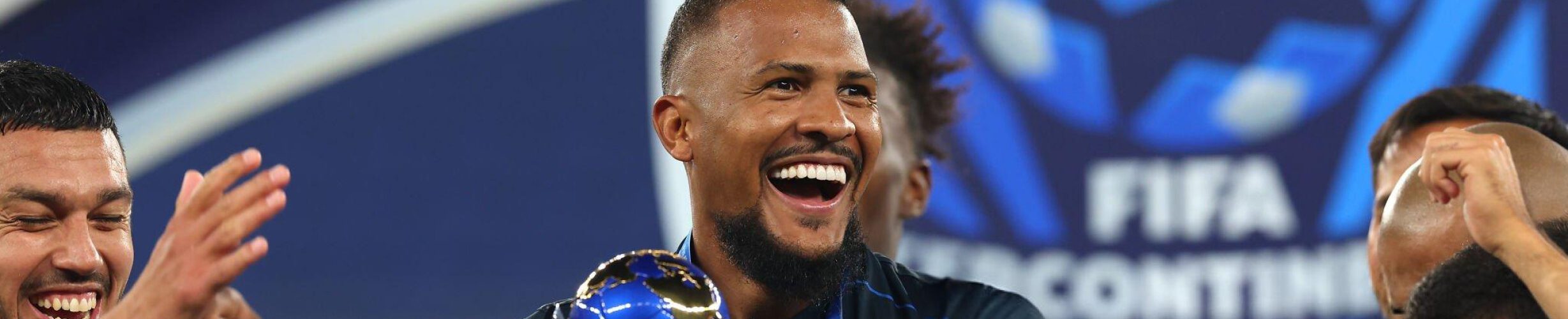 La alegría de Salomón Rondón con el trofeo del Derby de las Américas.