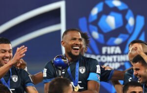 La alegría de Salomón Rondón con el trofeo del Derby de las Américas.