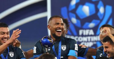 La alegría de Salomón Rondón con el trofeo del Derby de las Américas.