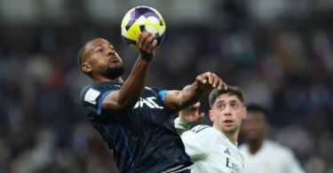 Salomón Rondón disputó todo el duelo contra Real Madrid, con dos remates al arco.