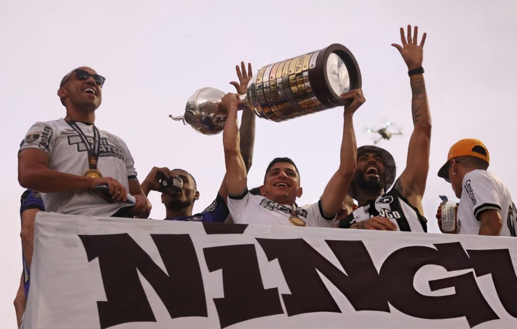 Jefferson Savarino levantando la Libertadores con Botafogo.