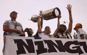 Jefferson Savarino levantando la Libertadores con Botafogo.