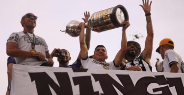 Jefferson Savarino levantando la Libertadores con Botafogo.