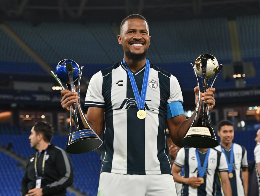 Salomón Rondón con los trofeos del Derby de las Américas y la Challenger Cup. 