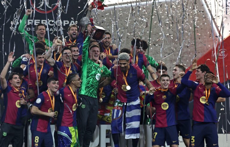 Barcelona levantó la Supercopa, primer título para Hansi Flick como DT blaugrana.