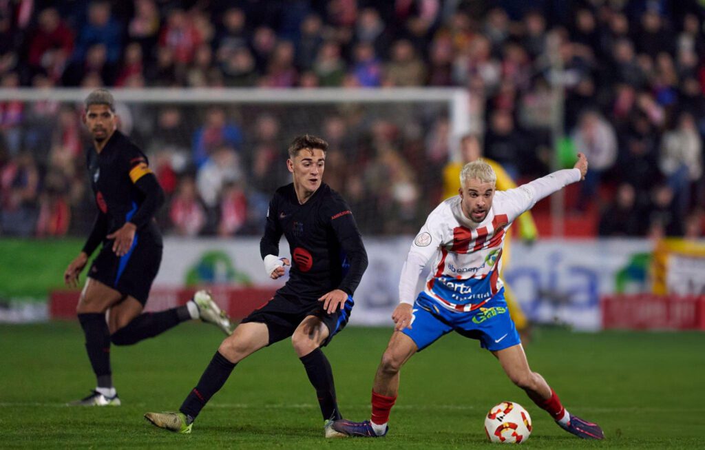 Gavi y Guillermo Alonso en el duelo de Copa del Rey entre Barcelona y Barbastro.