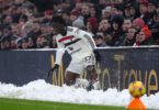 Mainoo sufrió un poco con la nieve alrededor del campo de Anfield.