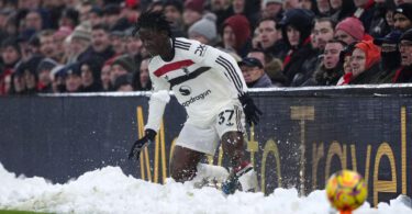 Mainoo sufrió un poco con la nieve alrededor del campo de Anfield.