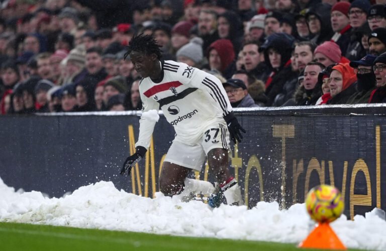 Mainoo sufrió un poco con la nieve alrededor del campo de Anfield.