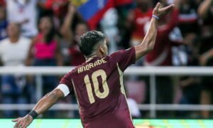 Kervin "Tuti" Andrade brilló con golazo para Venezuela.