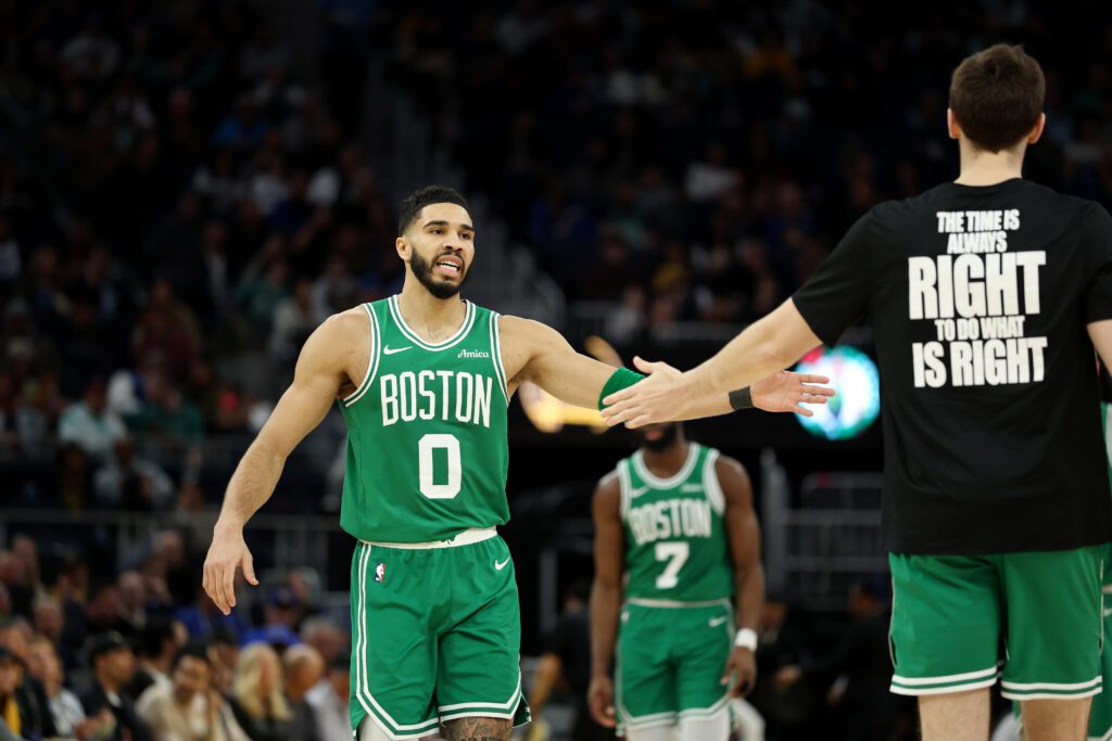 Los Warriors caen 125-85 ante los Boston Celtics