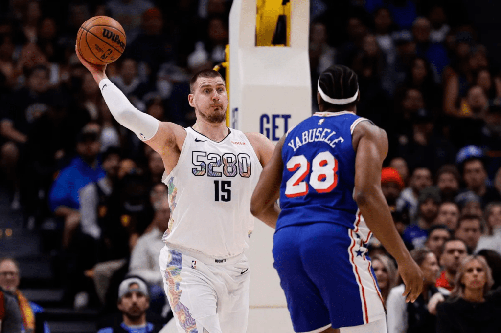 Los Sixers visitaron a los Nuggets sin su máxima estrella, Joel Embiid, por octavo partido consecutivo