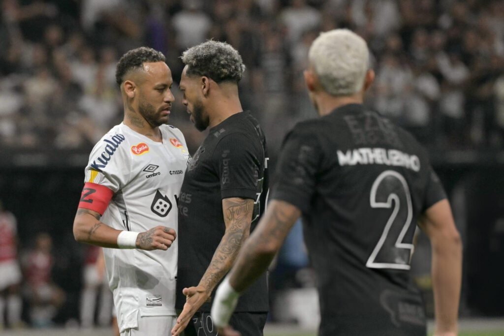 "Brujo" Martínez vs Neymar en el Clássico entre Corinthians y Santos.
