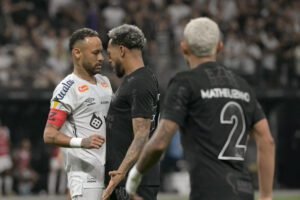"Brujo" Martínez vs Neymar en el Clássico entre Corinthians y Santos.