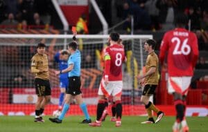 Jon Aramburu, expulsado en el duelo entre Manchester United y la Real Sociedad.