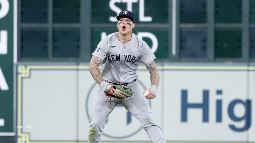 Atlanta firma jardinero Alex Verdugo por casi 2 millones