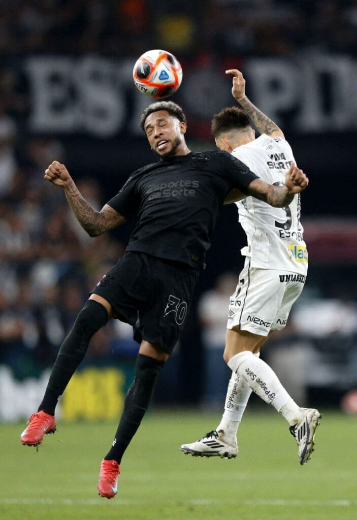 "Brujo" Martínez disputó todo el compromiso en la victoria de Corinthians.