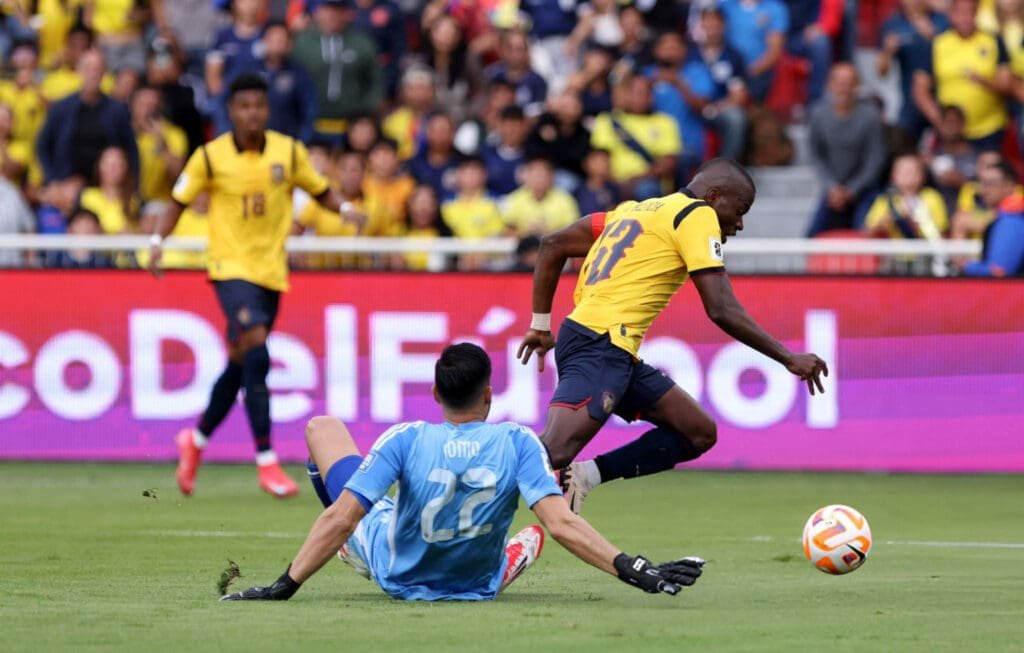 Enner Valencia marcó doblete para Ecuador ante Venezuela, pero Rafa Romo le tapó un penal.
