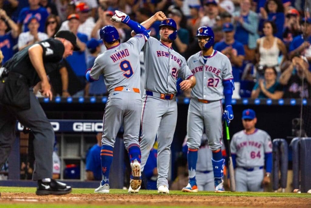 Pete Alonso celebra su primer jonrón de grand slam en el loanDepot Park.