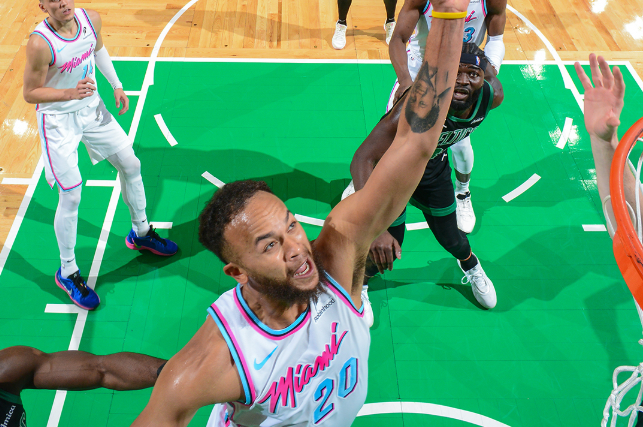 Miami Heat vence a los Boston Celtics y continúa su racha de victorias.
