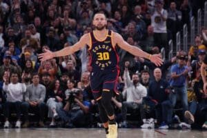 Los Golden State Warriors se imponen 118-104 ante Denver Nuggets en su quinta victoria consecutiva.