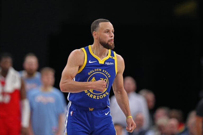 Steph Curry anotó 12 triples, 52 puntos en el triunfo de los Golden State Warriors 134-125 ante los Memphis Grizzlies.