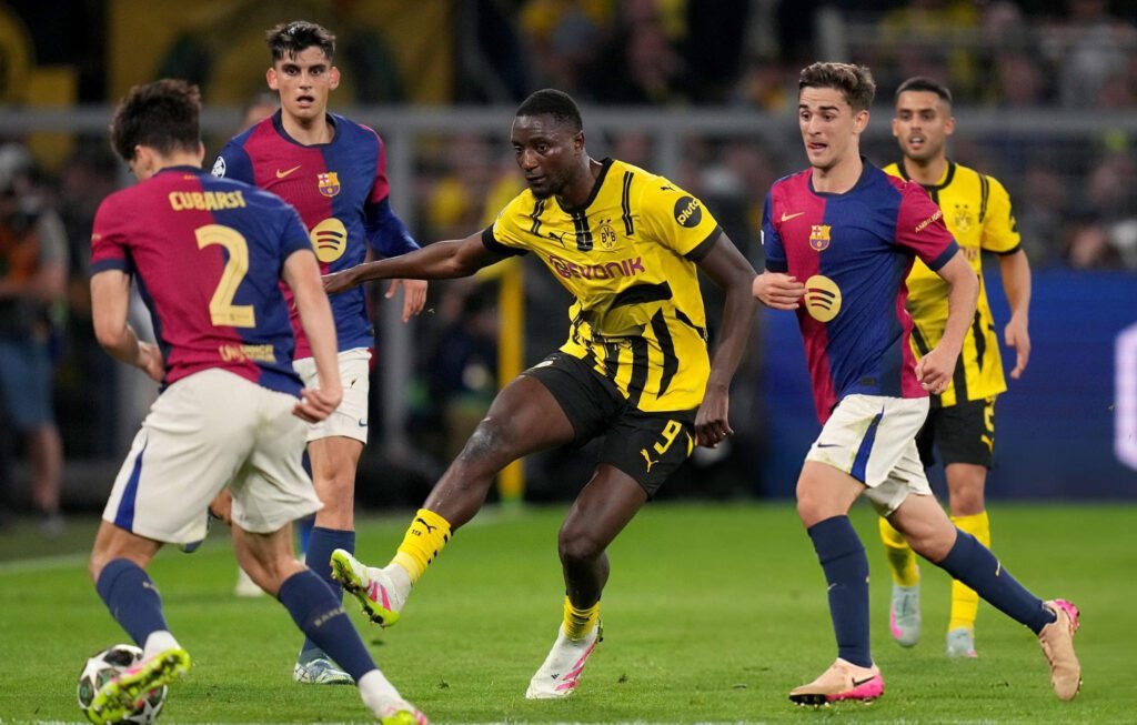 Guirassy destacó ante un flojísimo Barcelona.