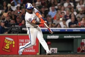 Isaac Paredes bateó tres jonrones contra los Angels, los primeros tres de la temporada para él.