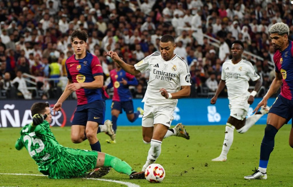 Kylian Mbappé en la final de la Supercopa entre Barcelona y Real Madrid.