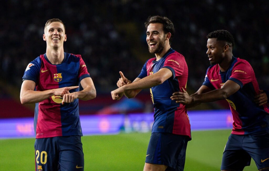 Dani Olmo, Eric García y Ansu Fati en los festejos del Barcelona.