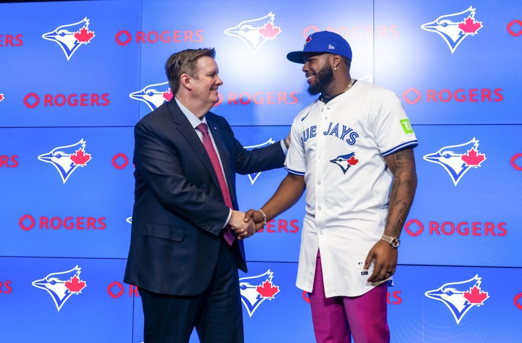 Vladimir Guerrero Jr. con Edward Rogers, dueño de los Toronto Blue Jays.