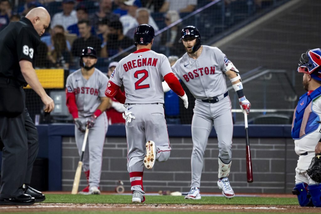 Festival jonronero de los Red Sox para superar a los Blue Jays 1 Alex Bregman después de conectar un jonrón con los Red Sox.