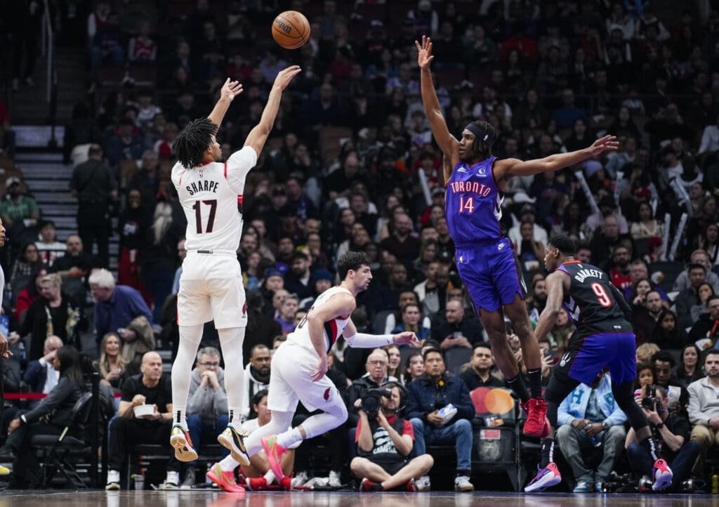 Shaedon Sharpe anotando contra los Raptors. 