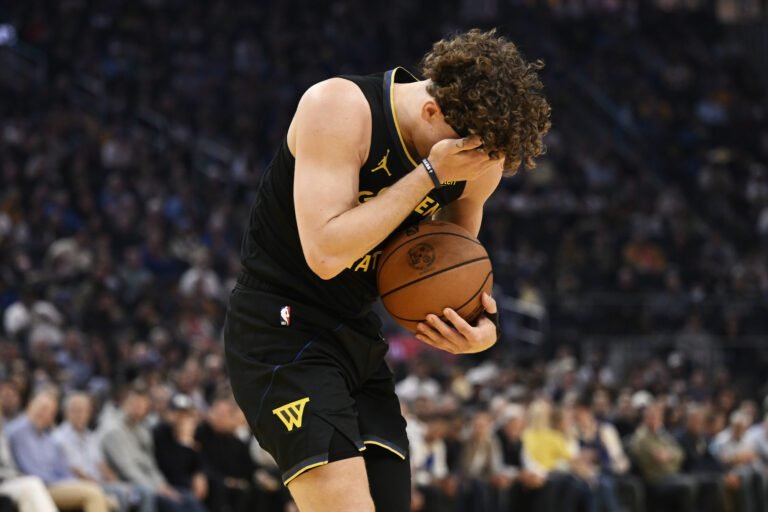 Los Warriors pierden en casa 111-114 ante San Antonio Spurs.