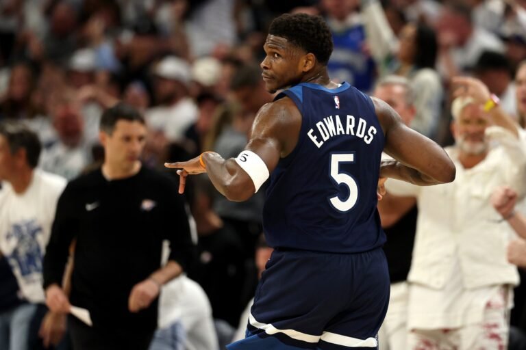Anthony Edwards en acción en el tercer partido de las finales de la Conferencia del Oeste de la NBA, entre los Minnesota Timberwolves y el Oklahoma City Thunder.