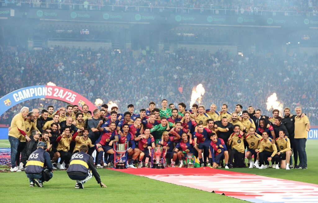 Barcelona levantó el trofeo de campeón de La Liga ante su afición en Montjuïc.