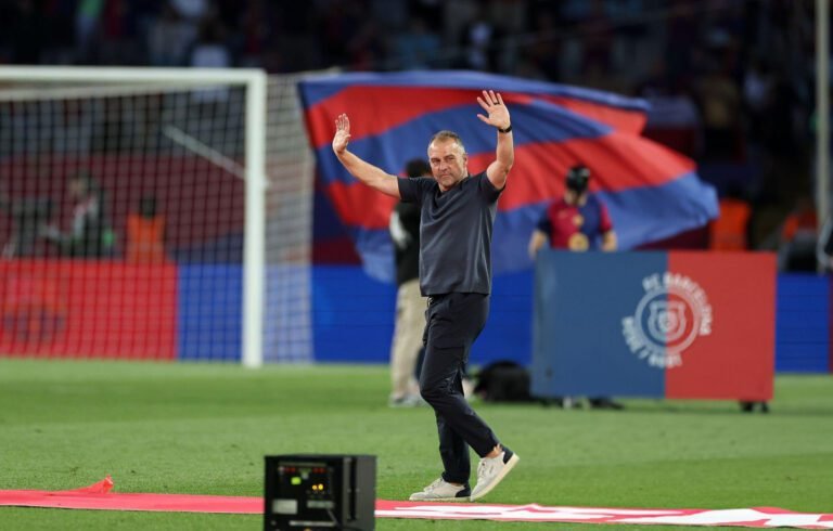 Hansi Flick renovó hasta 2027 con Barcelona.