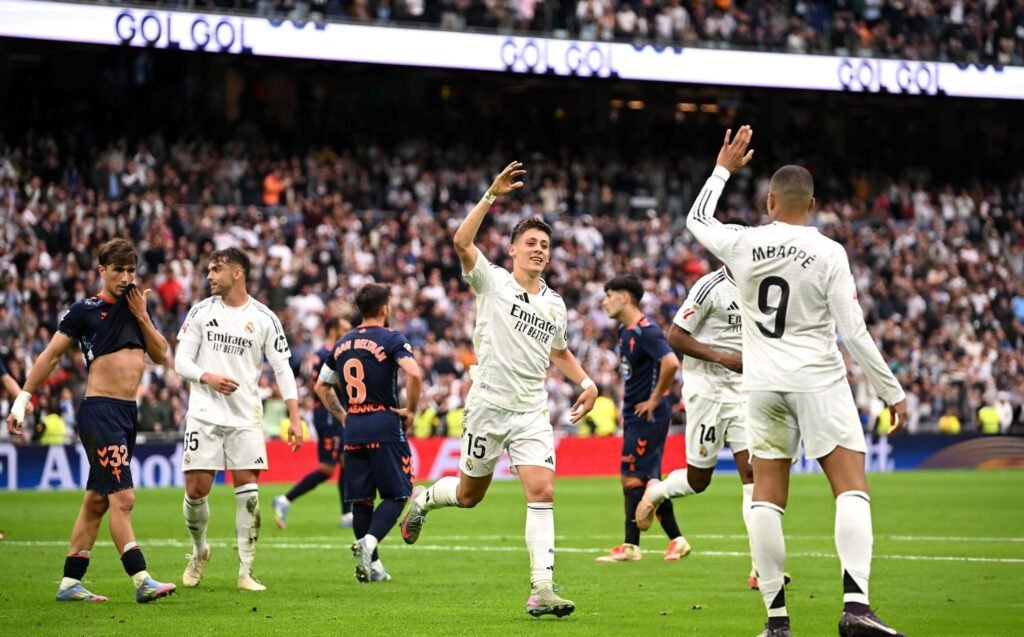 Güler celebra con Mbappé en la victoria de Real Madrid sobre Celta de Vigo.